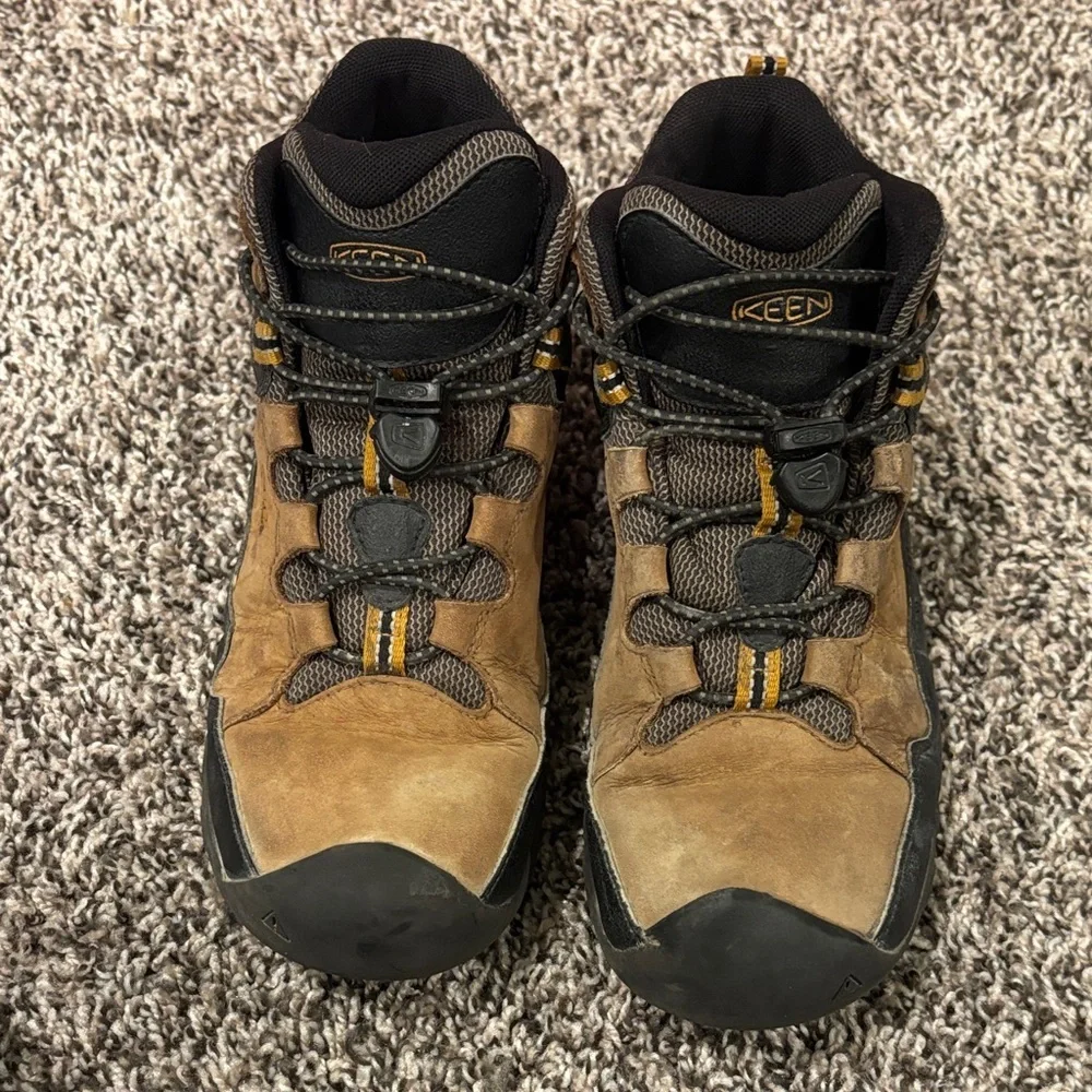Keen Boys Tan and Black Hiking Boots Size 4